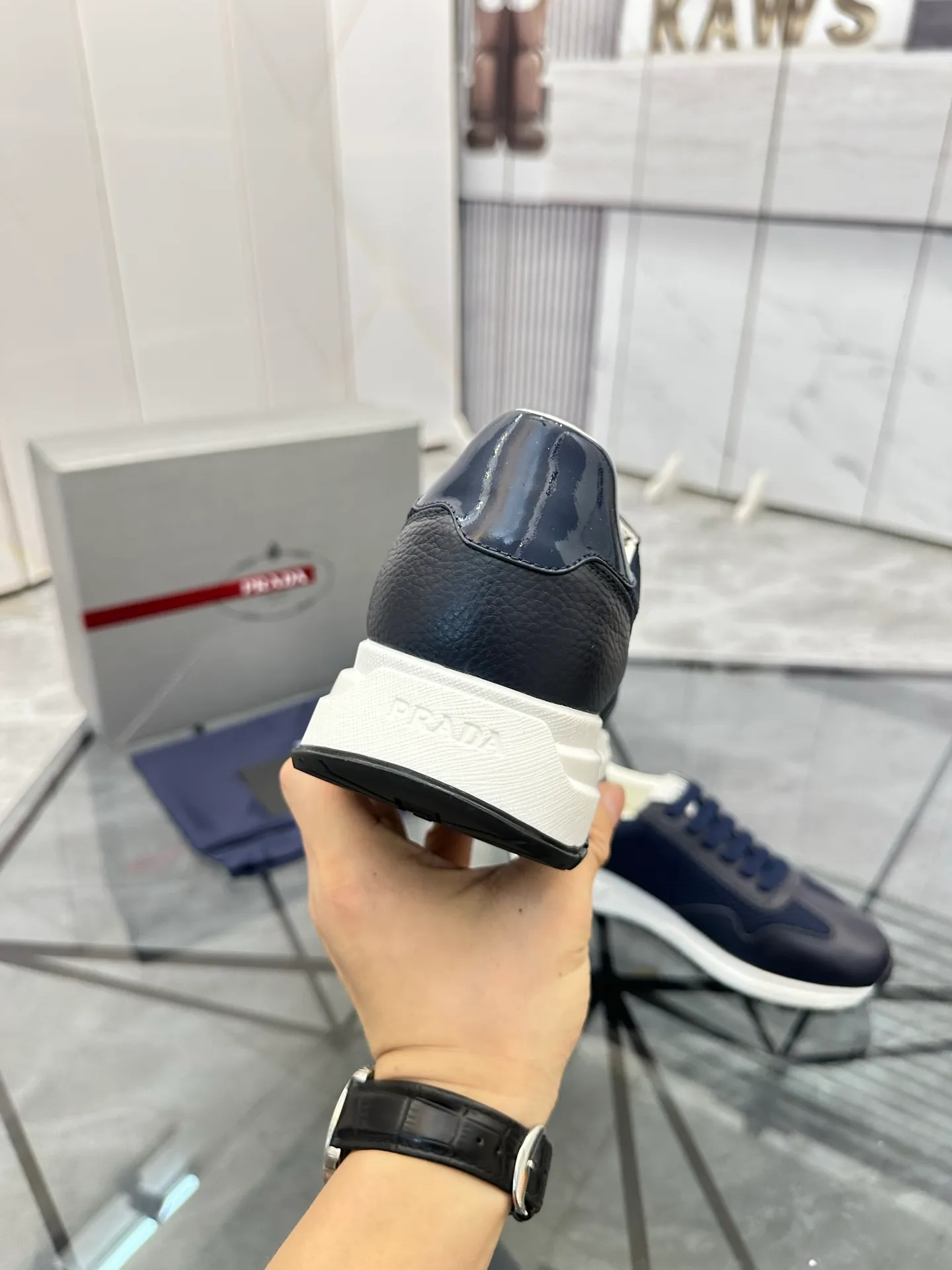 Men's shoes: 💰P600¥ High-end top quality Product trademark: Prada *"Prada*" low-top casual shoes Regular size: 38-45 (can be customized to 46) Product materials: imported first-layer cowhide stitching original material on the upper, water-dyed cowhide lining, cowhide foot pads, original outsole. No.: 001